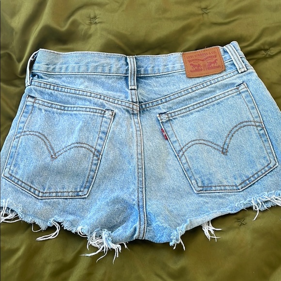 Levi’s raw cut denim shorts - Picture 3 of 3